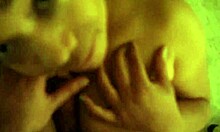 Isotissinen eebenpuinen kaunotar nielee siemennestettä ja suutelee sitä
