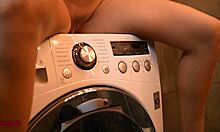 Nastolatka z dużymi cyckami doświadcza intensywnego orgazmu używając wibrującej pralki