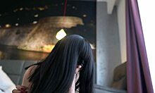 Podniecona brunetka, Otta Koi, bierze udział w gorącym trójkącie z dwoma dużymi kutasami i ogromnym wytryskiem