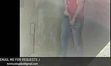 कैमरे पर पकड़ा गया: पार्किंग गेराज में समलैंगिक कॉलेज लड़कों का पहला सार्वजनिक हस्तमैथुन सत्र