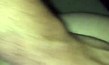Fottuto sul divano: uno sconosciuto penetra duramente in una figa gay
