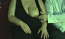 Una bella donna grassa amatoriale riceve le sue grandi tette sfregate da uno sconosciuto in un teatro per adulti