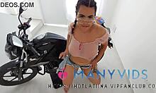 مراهقة برازيلية لورين لاتينا تحصل على مؤخرتها الكبيرة على دراجتها النارية في كولومبيا
