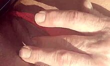 Pasangan amatir menikmati jari-jari dan handjob di depan umum sambil membelai penis satu sama lain