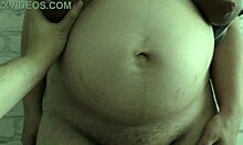Une belle-mère infidèle montre ses gros seins et son ventre enceinte à son beau-fils dans une vidéo maison