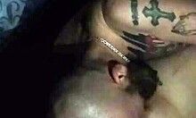 Tetovirana žena se v vročem videu podredi svojemu možu