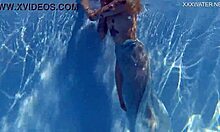 Dövmeli porno yıldızı Mimi Cica havuzda pisliyor