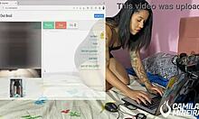 Una adolescente se divierte con una doble penetración en un chat de webcam - Omegle - completo en rojo