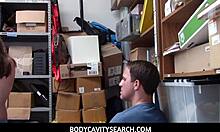 Un ladro adolescente con un corpo senza peli viene catturato dalla telecamera in un video di ladro di negozio