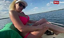 Barbie Brilliant, una bionda tetona, si diverte a fare un giro in barca e raggiunge quattro orgasmi nel suo sporco hobby
