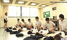 Ragazze scolastiche giapponesi in uniforme fanno sesso missionario con l'insegnante