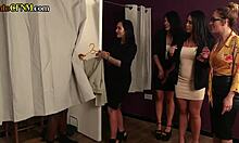 MILF in femdom akcija v garderobi s elegantnimi CFM bejbi