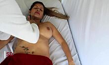 Uma MILF Latina recebe uma massagem sensual e um final feliz