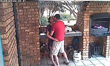 La femme coquine est surprise en train de tricher avec le fils de 18 ans du voisin sur une caméra cachée