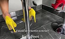 Die Göttin Kiffa und Vic vergnügen sich mit Fußfetisch in einer Bar