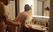 Shemale sissy mendapat pantatnya ditumbuk oleh zakar besar di bilik mandi
