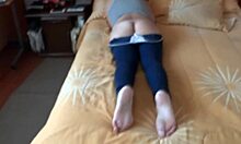 Жена аматьорка с голям задник и скрита камера мастурбира в леглото