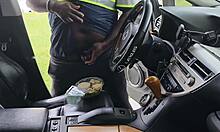 Amateur vrouwelijke klant wordt betrapt terwijl ze aftrekt op haar eten in de auto