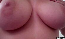 Brunette amateur met grote borsten masturbeert met vibrator
