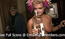 마르디 그라의 파티와 하드코어 섹스에 참여하는 두 아름다운 금발녀