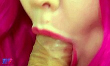 Blowjob sensual dengan bibir merah muda dan sperma yang menetes