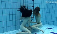 러시아 여자들 클라라 우모라와 바잔키나가 뜨거운 수중 액션을 즐긴다