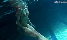 Vollbusige Teens beim Unterwasserabenteuer mit ihrem Freund