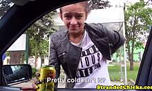 Egy fiatal cseh lány piercinges durva szexet él át