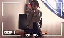 Amatőr barna hajú lány kényezteti magát egy házi videóban szakadt ruhában