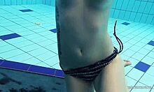 アマチュアティーンのカトリンが水中で裸になるホームビデオ